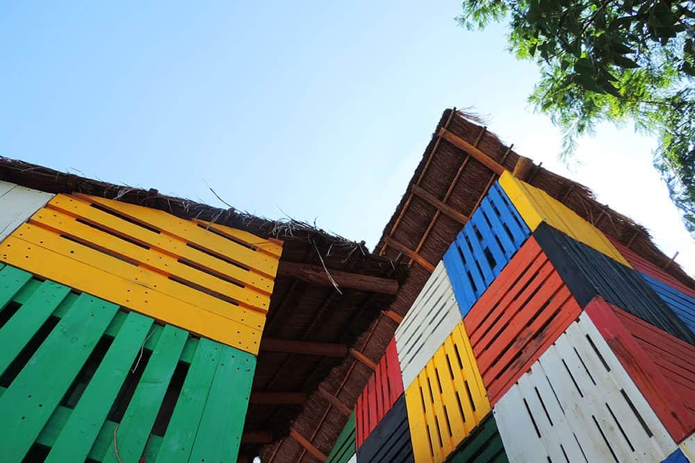 Detalle-tarimas-Kinder-el-porvenir-en-las-afueras-de-la-ciudad-de-Cancun-Q.roo.-(Foto_Arquitecturazul).